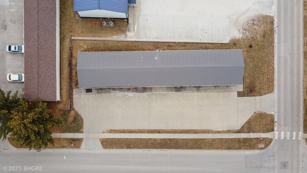 More Photos Of 202 S 9th St, Indianola Storefront For Sale