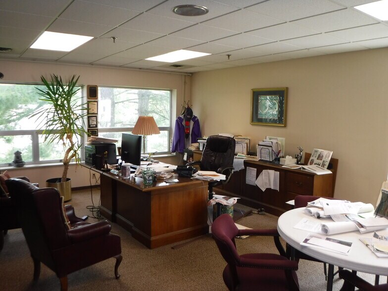 More Photos Of 4203 Curliss Ln, Batavia Office For Sale