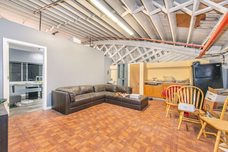 More Photos Of 858-866 Market St, Paterson Service For Lease