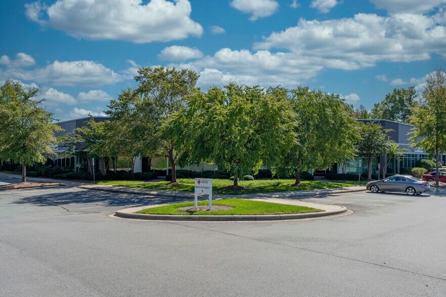 More Photos Of 9013 Perimeter Woods Dr, Charlotte Light Distribution For Lease