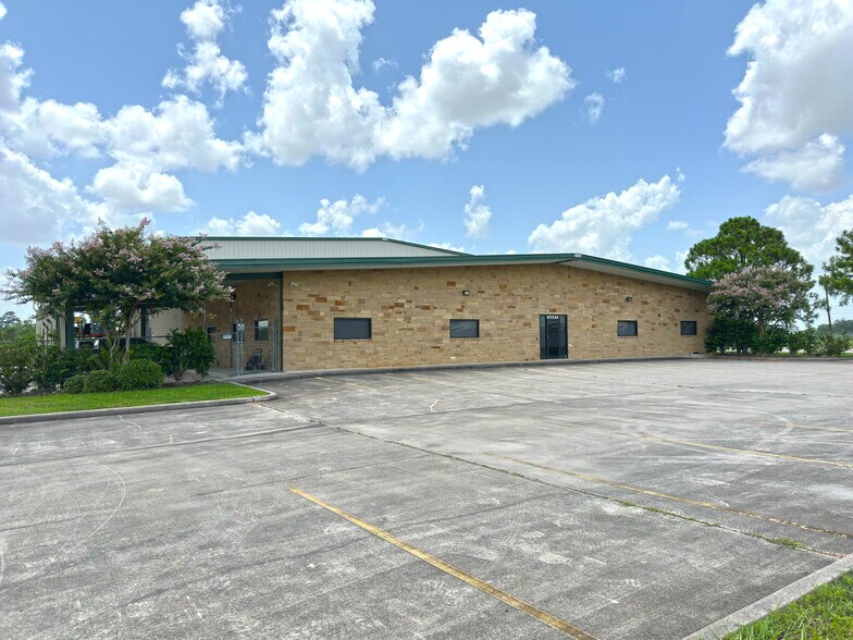 More Photos Of 14427 Interdrive W, Houston Warehouse For Lease
