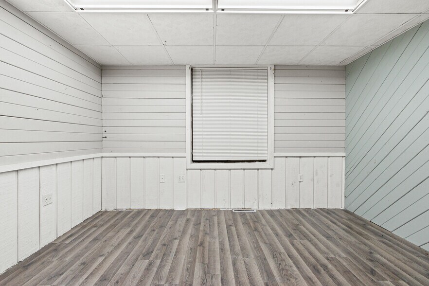 More Photos Of 108 S Front St, Coloma General Retail For Sale