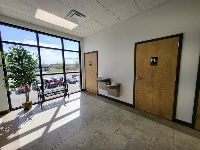 More Photos Of 2613 Main St, Joplin Medical For Sale