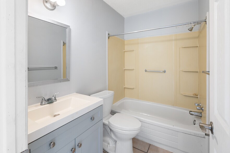 More Photos Of 2024 Dufferin Av, Wallaceburg Apartments For Sale