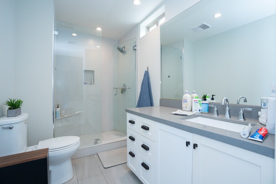 More Photos Of 8520 Whitworth Dr, Los Angeles Apartments For Sale