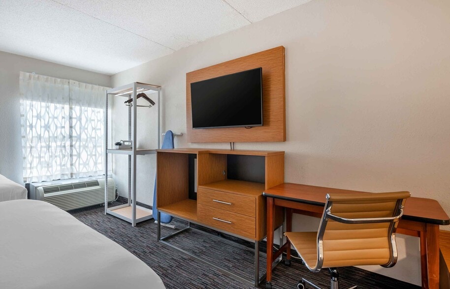 More Photos Of 3185 S Dirksen Pkwy, Springfield Hotel For Sale