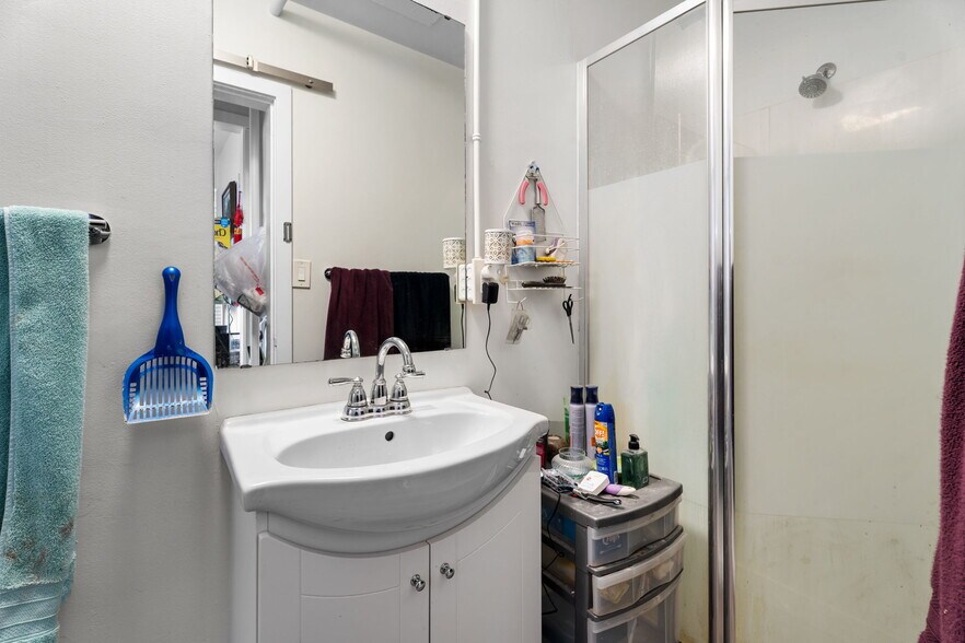 More Photos Of 33017 1st Av, Mission Flex For Sale