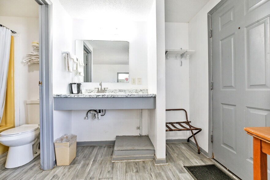More Photos Of 2102 E Main St, Albert Lea Hotel For Sale