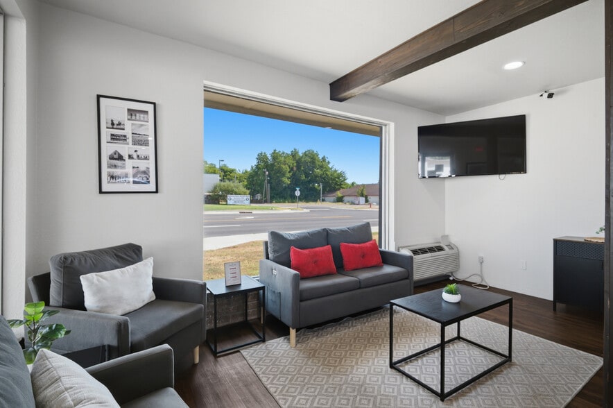More Photos Of 100 W Wilson St, Valliant Hotel For Sale