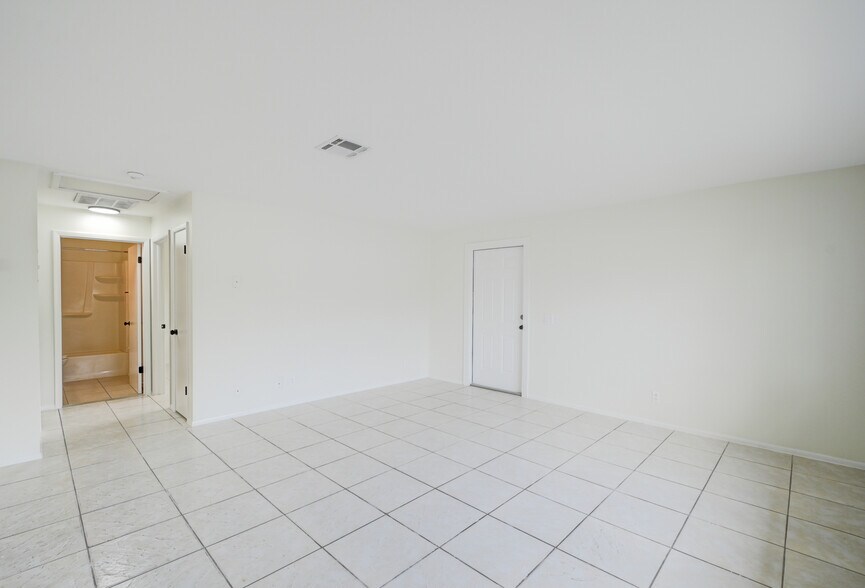 More Photos Of 937 SE 23rd Pl, Cape Coral Apartments For Sale