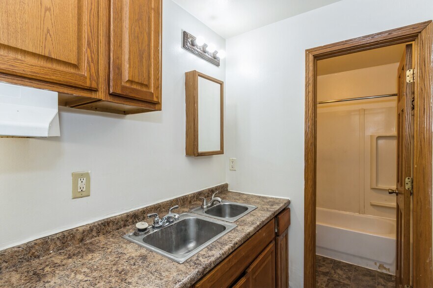 More Photos Of 320 2nd St, Coralville Office For Sale