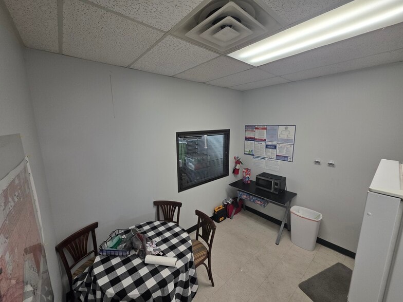 More Photos Of 10606 Shady Trl, Dallas Showroom For Sale