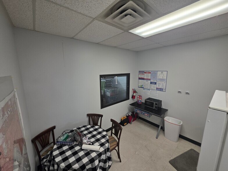 More Photos Of 10606 Shady Trl, Dallas Showroom For Sale