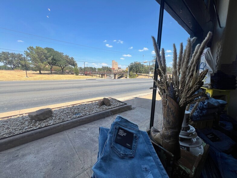 More Photos Of 1305 S 1st St, Abilene General Retail For Sale