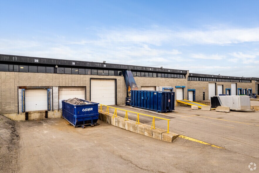 More Photos Of 26 Boul Hymus, Pointe-claire Warehouse For Lease