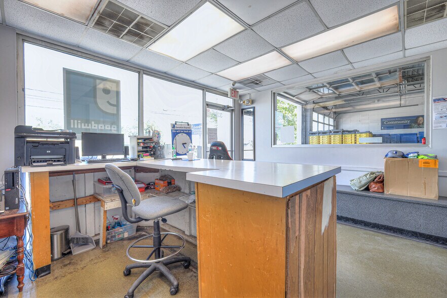 More Photos Of 327 W Main St, Hendersonville Freestanding For Sale