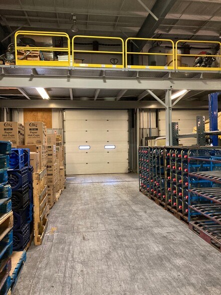 More Photos Of 11 Roadway Dr, Carlisle Light Manufacturing For Sale