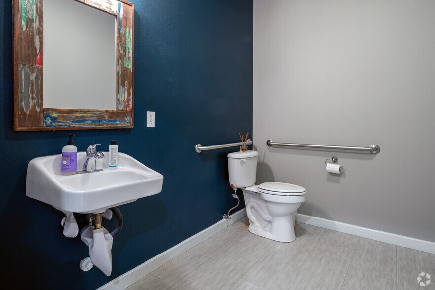 More Photos Of 504 W 38th St, Austin Unknown For Lease