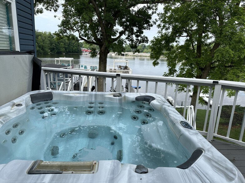 More Photos Of 5088 E Indiana Beach Rd, Monticello Hotel For Sale