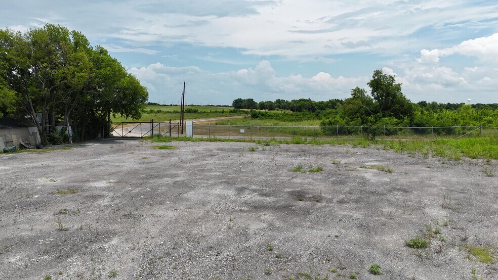 More Photos Of 601, 867, 906 Talco Rd, Lancaster Warehouse For Lease