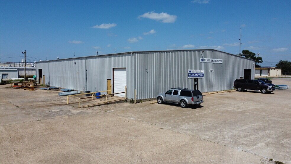 More Photos Of 1201 E Lake Francis Dr, Siloam Springs Warehouse For Lease