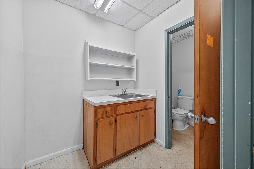 More Photos Of 1500 N Pace Blvd, Pensacola Freestanding For Sale