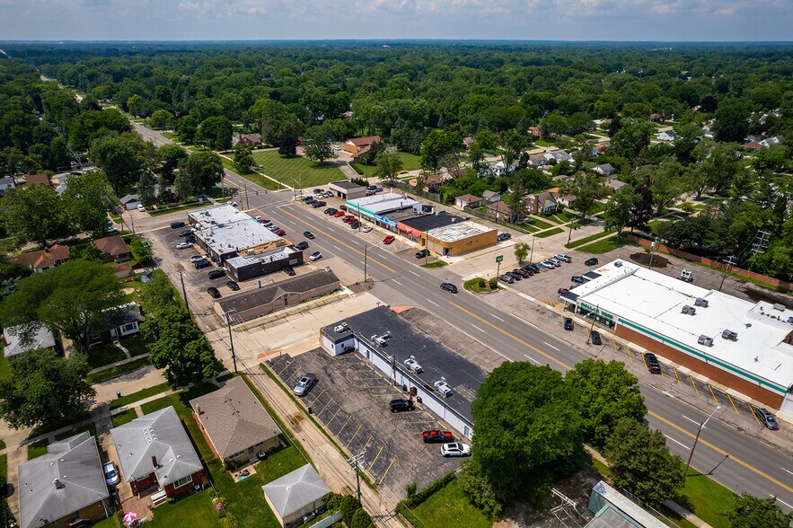More Photos Of 26045-26095 W 6 Mile Rd, Redford Medical For Lease
