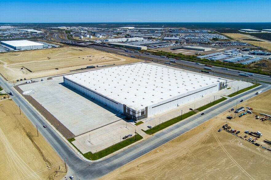 More Photos Of 1017 Northway Ln, Laredo Distribution For Lease