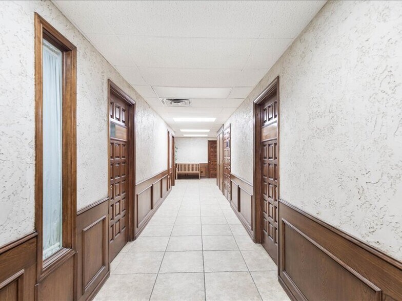 More Photos Of 2020 W Northwest Hwy, Grapevine Office For Lease
