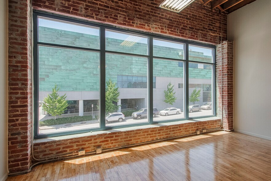 More Photos Of 1625-1627 Oak St, Kansas City Storefront Retail Office For Lease