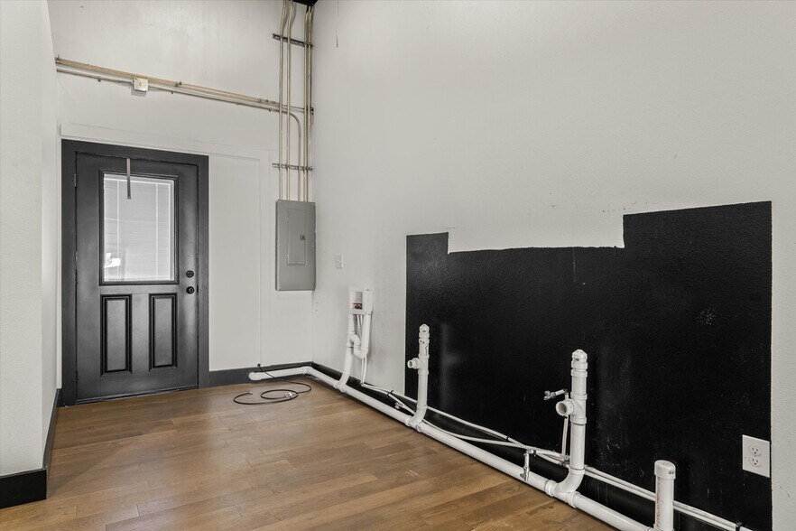 More Photos Of 106 N Main St, Grand Saline Storefront For Sale