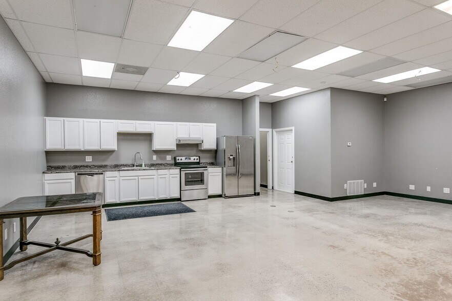 More Photos Of 3212 E Walnut St, Tecumseh Flex For Sale