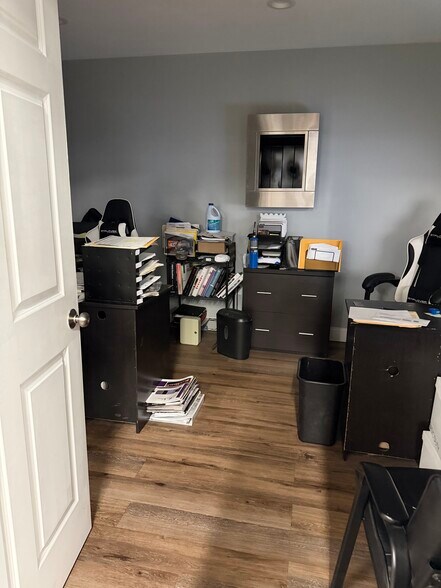 More Photos Of 571 Broad St, New London Freestanding For Lease