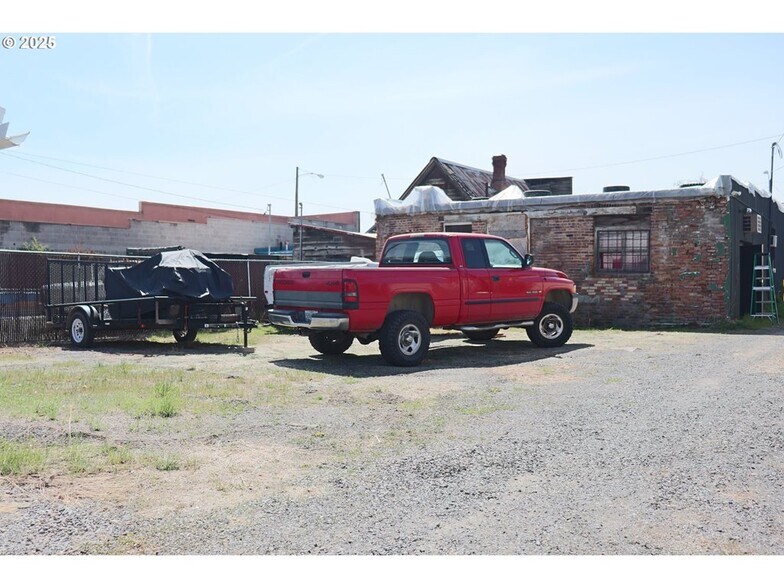 More Photos Of 2820 Broadway St, Baker City Flex For Sale