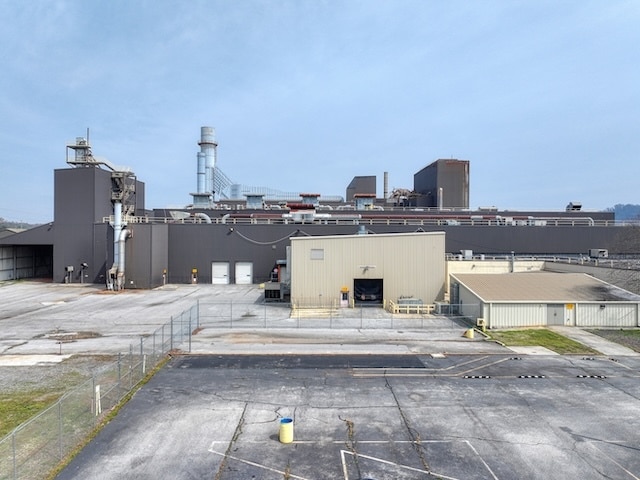 More Photos Of 134 Waupaca Dr, Etowah Manufacturing For Sale