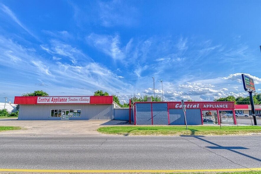 Primary Photo Of 102 E Central Blvd, Anadarko Freestanding For Sale