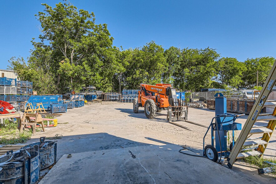 More Photos Of 513 Thompson Ln, Austin Flex For Lease