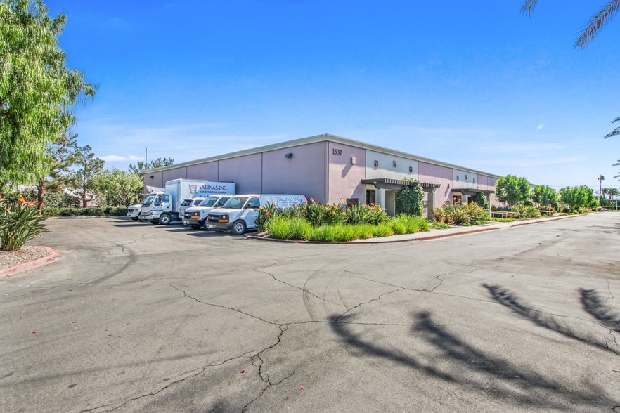 More Photos Of 1537 E McFadden Ave, Santa Ana Manufacturing For Lease