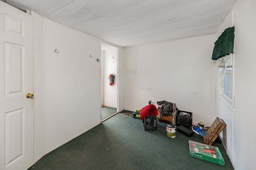 More Photos Of 3905 32nd St, Port Huron Truck Terminal For Sale