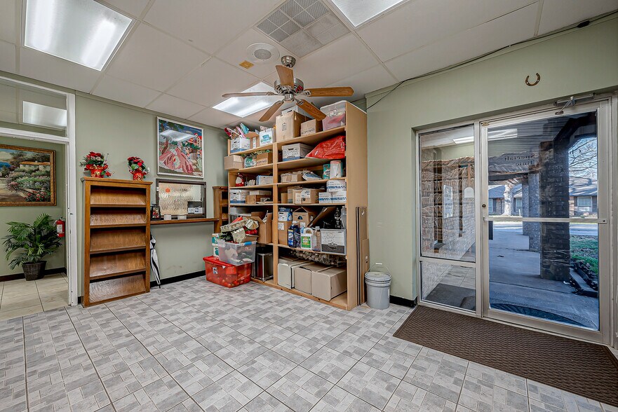 Primary Photo Of 1223 Farr St, Waller Healthcare For Lease