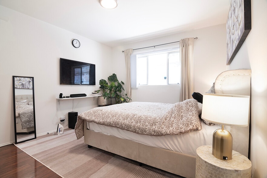 More Photos Of 7261 Franklin Ave, Los Angeles Apartments For Sale