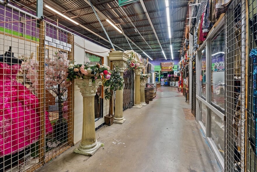 More Photos Of 318 E Long Ave, Fort Worth General Retail For Sale