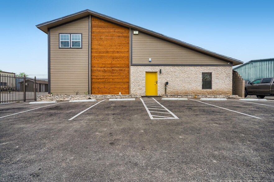 Primary Photo Of 11204 Bluff Bend Dr, Austin Light Manufacturing For Sale