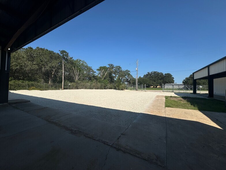 More Photos Of 736 Garcitas Creek Rd, Inez Warehouse For Lease