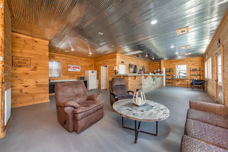 More Photos Of 8546 Edgemont Rd, Greers Ferry Hotel For Sale