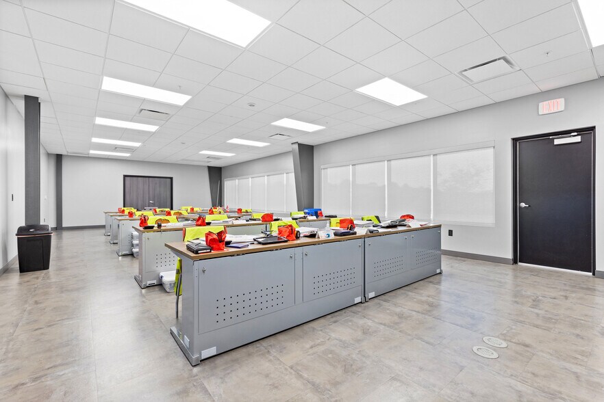 More Photos Of 350 Gus Hipp Blvd, Rockledge Warehouse For Lease