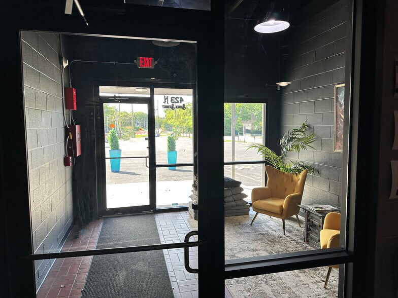 More Photos Of 423 N State St, Lockport Light Manufacturing For Sale