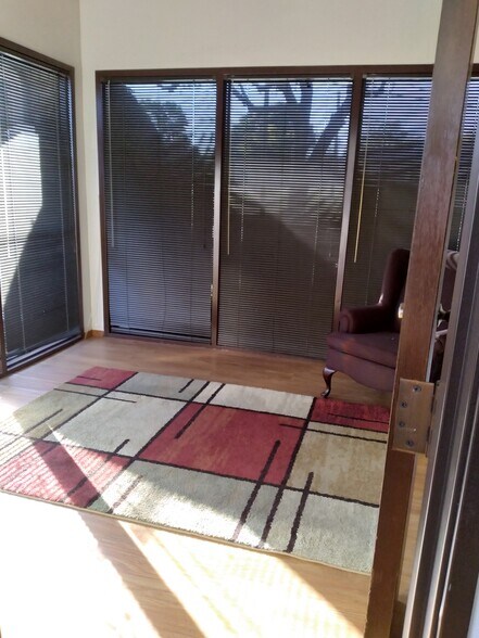 More Photos Of 215 Dalton Dr, DeSoto Office Residential For Lease