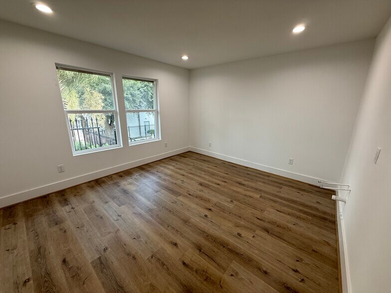 More Photos Of 2501 S Shepherd Dr, Houston Unknown For Lease