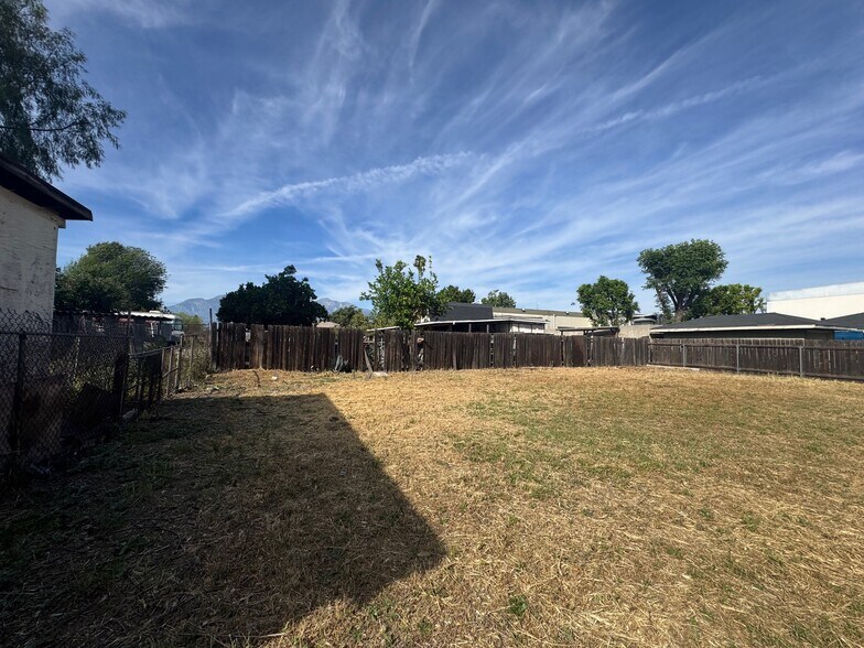More Photos Of 1829 E Elm St, Ontario Veterinarian Kennel For Sale